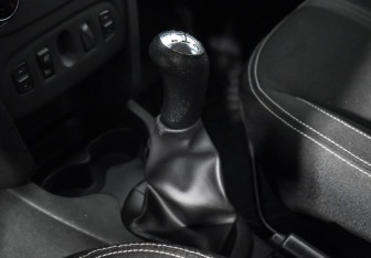 Подержанный автомобиль Renault Sandero 2015 года (10 фото)