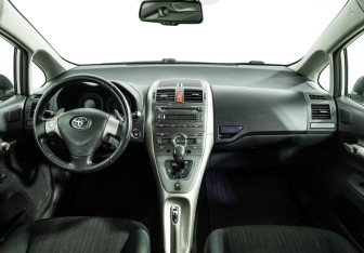 Подержанный автомобиль Toyota Auris Hatchback 2007 года (13 фото)