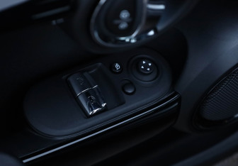 Подержанный автомобиль MINI Hatch 2021 года (24 фото)