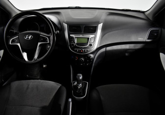 Подержанный автомобиль Hyundai Solaris Hatchback 2013 года (13 фото)