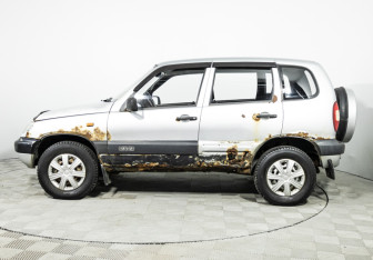Подержанный автомобиль Chevrolet Niva 2006 года (8 фото)