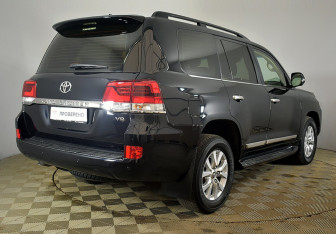 Подержанный автомобиль Toyota Land Cruiser Suv 2015 года (10 фото)