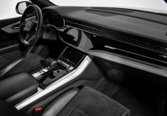 Подержанный автомобиль Audi Q8 2019 года (17 фото)