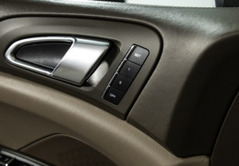 Подержанный автомобиль Porsche Cayenne 2010 года (22 фото)