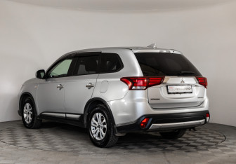 Подержанный автомобиль Mitsubishi Outlander 2017 года (7 фото)