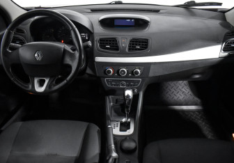 Подержанный автомобиль Renault Fluence 2011 года (14 фото)