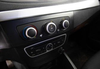 Подержанный автомобиль Renault Fluence 2012 года (15 фото)