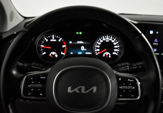 Подержанный автомобиль Kia Carnival 2023 года (21 фото)