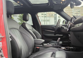 Подержанный автомобиль MINI Clubman Wagon 2022 года (15 фото)