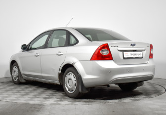 Подержанный автомобиль Ford Focus Sedan 2009 года (7 фото)