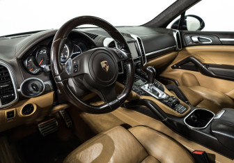Подержанный автомобиль Porsche Cayenne 2011 года (11 фото)