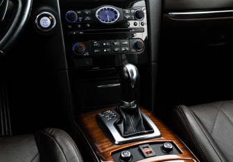 Подержанный автомобиль Infiniti QX70 2015 года (12 фото)