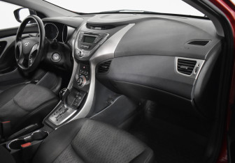 Подержанный автомобиль Hyundai Elantra Sedan 2012 года (12 фото)