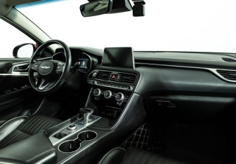 Подержанный автомобиль Genesis G70 2018 года (9 фото)