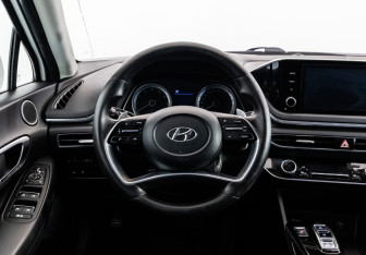Подержанный автомобиль Hyundai Sonata 2021 года (12 фото)