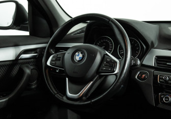 Подержанный автомобиль BMW X1 2015 года (16 фото)