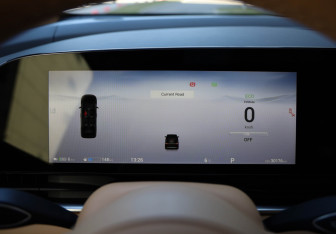 Подержанный автомобиль Voyah Dream 2023 года (17 фото)