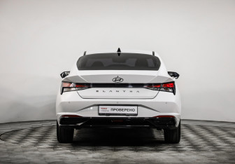 Подержанный автомобиль Hyundai Elantra Sedan 2023 года (6 фото)