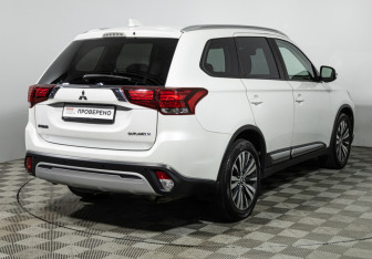 Подержанный автомобиль Mitsubishi Outlander 2019 года (5 фото)