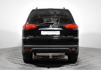 Подержанный автомобиль Mitsubishi Pajero Sport 2013 года (6 фото)