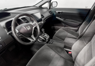 Подержанный автомобиль Honda Civic Sedan 2007 года (9 фото)