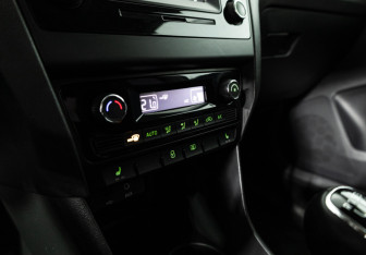 Подержанный автомобиль Skoda Rapid Liftback 2015 года (15 фото)