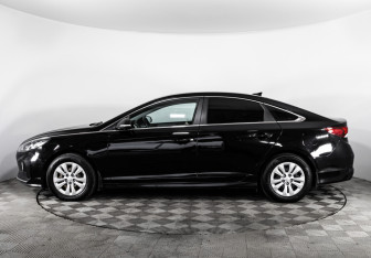 Подержанный автомобиль Hyundai Sonata 2019 года (8 фото)