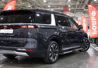 Подержанный автомобиль Kia Carnival 2021 года (9 фото)