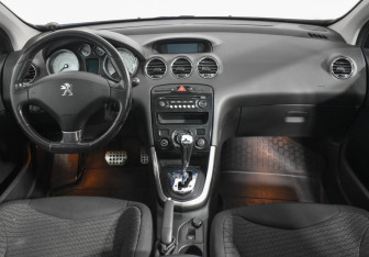 Подержанный автомобиль Peugeot 308 Hatchback 2012 года (13 фото)