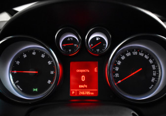 Подержанный автомобиль Opel Astra Hatchback 2013 года (16 фото)