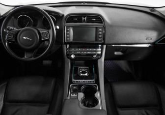 Подержанный автомобиль Jaguar F-Pace 2017 года (14 фото)