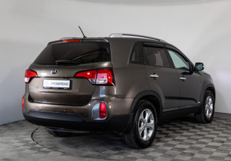 Подержанный автомобиль Kia Sorento 2013 года (17 фото)