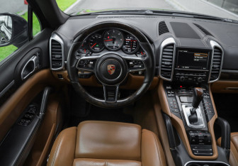 Подержанный автомобиль Porsche Cayenne 2015 года (15 фото)