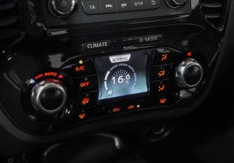 Подержанный автомобиль Nissan Juke 2012 года (15 фото)