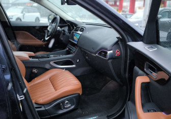Подержанный автомобиль Jaguar F-Pace 2018 года (21 фото)