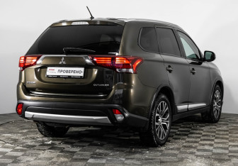 Подержанный автомобиль Mitsubishi Outlander 2015 года (5 фото)