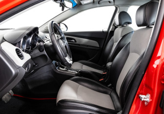 Подержанный автомобиль Chevrolet Cruze Hatchback 2014 года (17 фото)