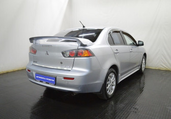 Подержанный автомобиль Mitsubishi Lancer Sedan 2010 года (5 фото)