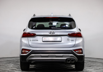 Подержанный автомобиль Hyundai Santa Fe 2019 года (6 фото)