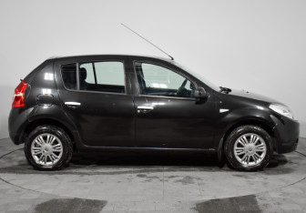 Подержанный автомобиль Renault Sandero 2014 года (4 фото)