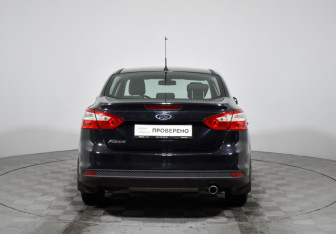 Подержанный автомобиль Ford Focus Sedan 2014 года (6 фото)