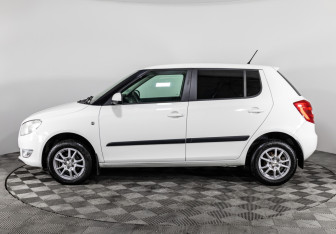 Подержанный автомобиль Skoda Fabia Hatchback 2013 года (8 фото)