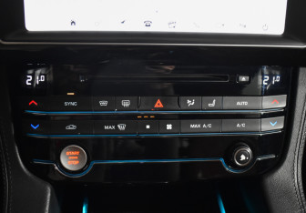 Подержанный автомобиль Jaguar F-Pace 2016 года (18 фото)