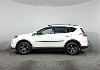 Подержанный автомобиль Toyota RAV4 2016 года (8 фото)