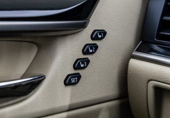 Подержанный автомобиль Lexus ES 2013 года (21 фото)