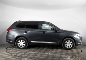 Подержанный автомобиль Mitsubishi Outlander 2018 года (4 фото)