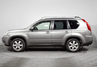 Подержанный автомобиль Nissan X-Trail 2010 года (8 фото)