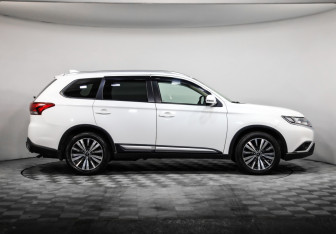 Подержанный автомобиль Mitsubishi Outlander 2019 года (4 фото)