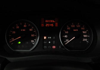 Подержанный автомобиль Renault Sandero 2011 года (12 фото)