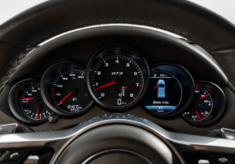 Подержанный автомобиль Porsche Cayenne 2015 года (25 фото)